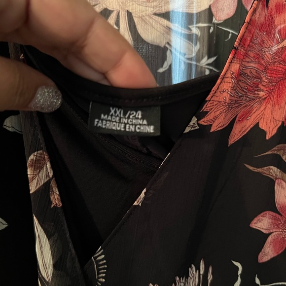 City Chic size 24 wrap dress black with floral pattern. No tags but never worn - Picture 3 of 8